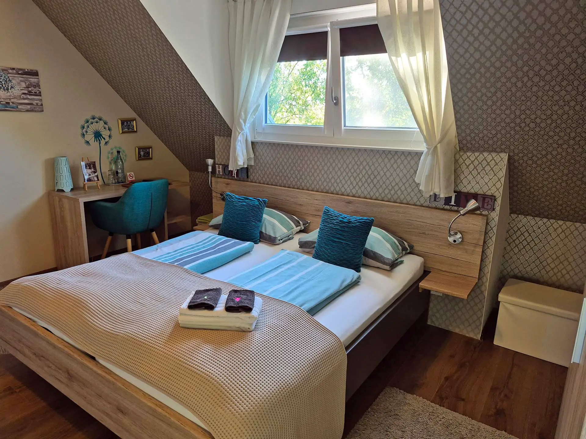 Doppelzimmer Hesselbach im Frankfurt Bed & Breakfast mit eigenem Bad und gemütlicher Einrichtung