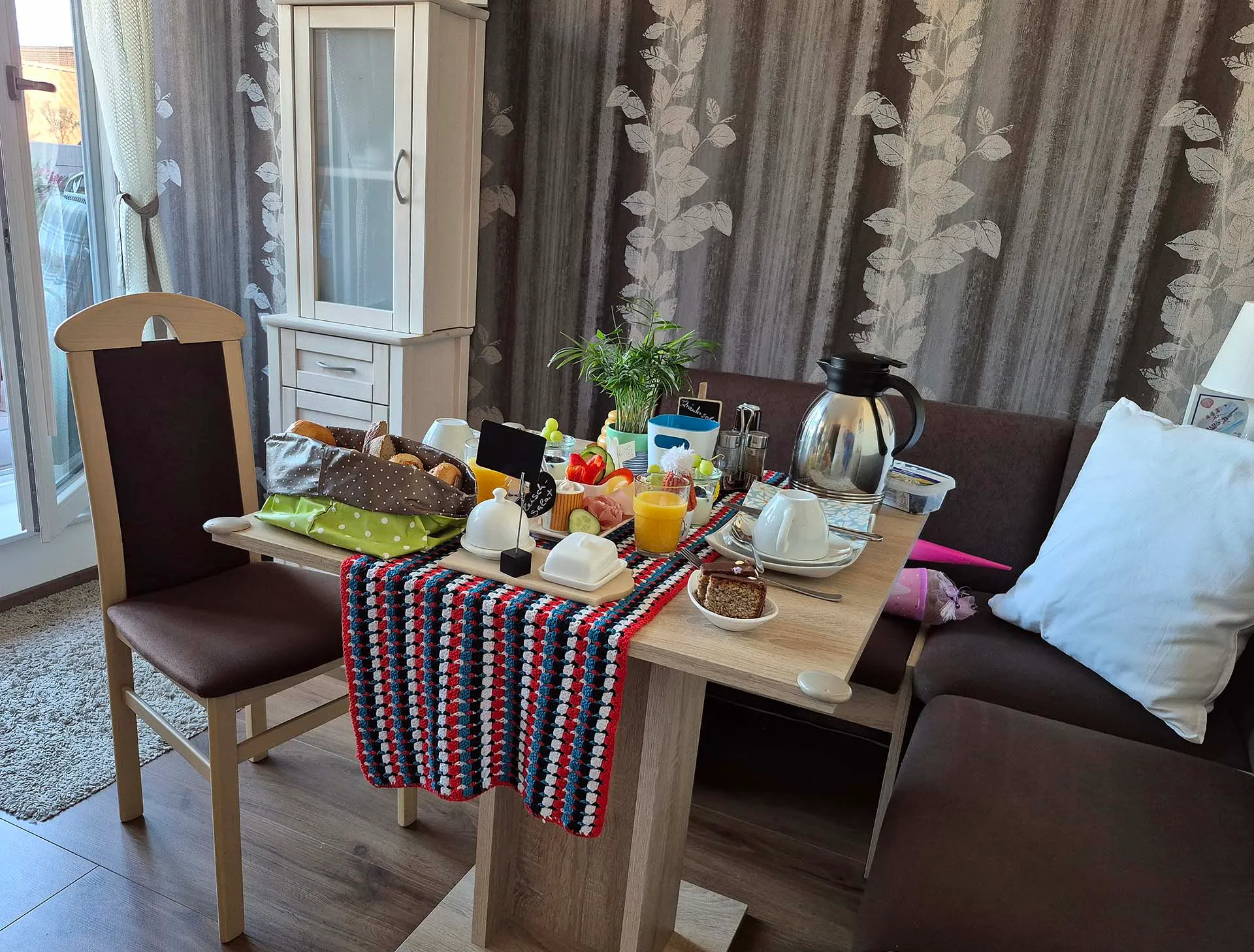 Gedeckter Frühstückstisch im Frankfurt Bed & Breakfast