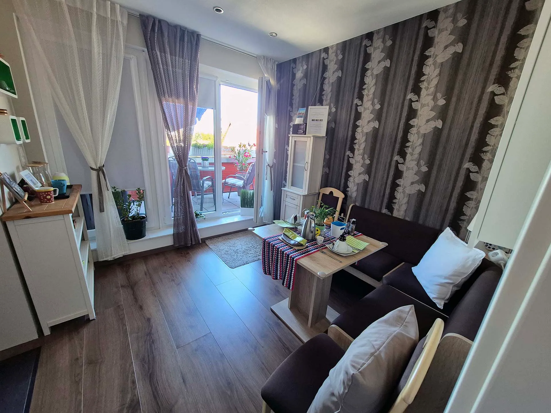 Frühstücksraum im Frankfurt Bed & Breakfast mit Blick zur Dachloggia