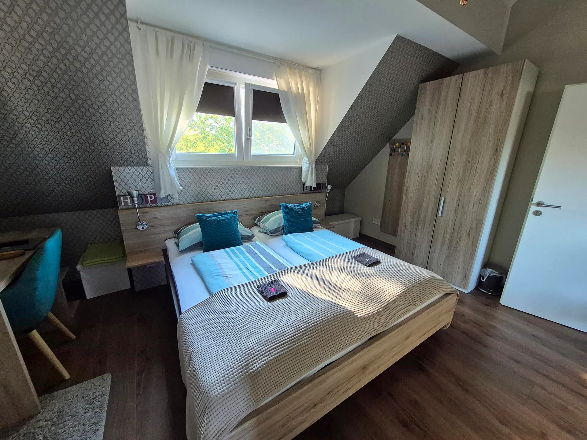 Doppelzimmer Hesselbach mit Doppelbett, Fenster und Kleiderschrank
